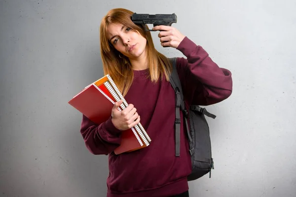 Estudante mulher cometa suicídio em fundo cinza — Fotografia de Stock