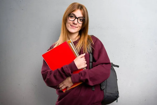 Student vrouw met bril op grijze achtergrond — Stockfoto