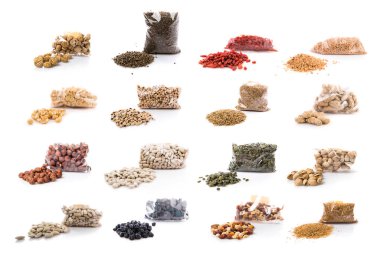 Kuruyemiş izole beyaz zemin üzerine