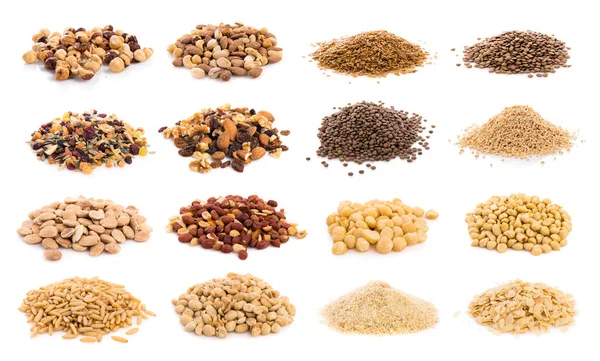 Kuruyemiş izole beyaz zemin üzerine