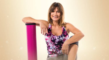 Spor ve kadın ile mat koyu sarı zemin üzerine ip