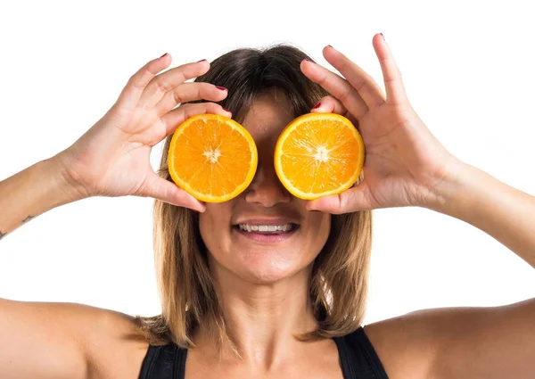 Esporte mulher usando fatias de laranja como óculos — Fotografia de Stock