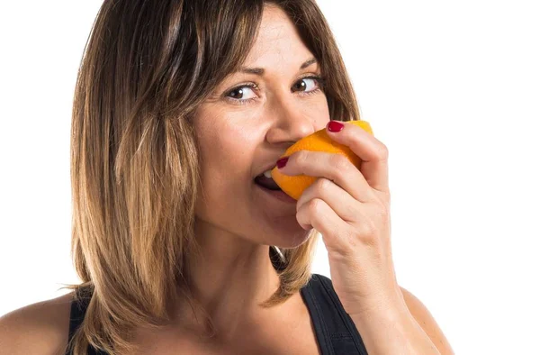 Deportiva comiendo una naranja —  Fotos de Stock