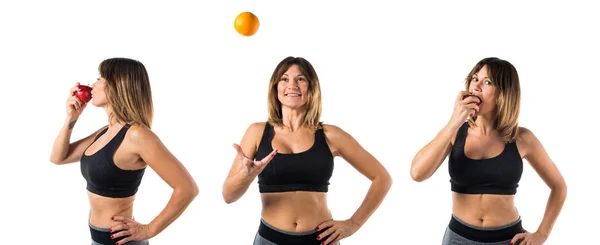 Sport-kvinna som spelar med en orange — Stockfoto