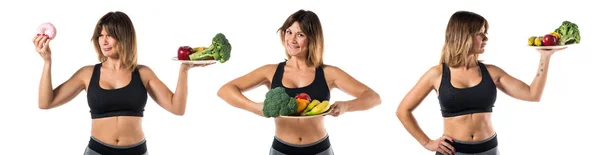 Deporte mujer sosteniendo frutas y verduras —  Fotos de Stock