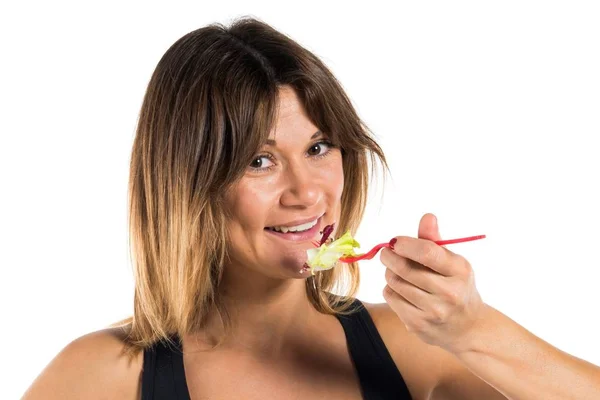 Красивая спортивная женщина ест салат — стоковое фото