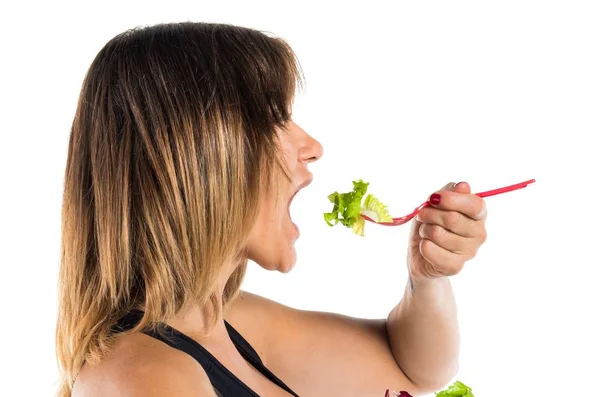 Mujer bastante deportiva comiendo una ensalada —  Fotos de Stock