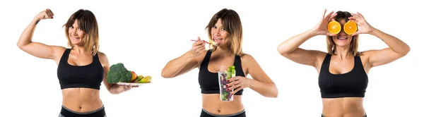 Bella donna sportiva mangiare un'insalata — Foto Stock