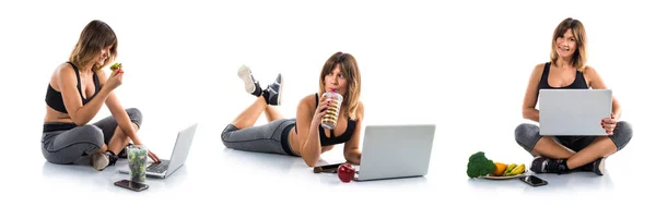 Sport woman working with her laptop and drinking sport drink — Stock Photo, Image