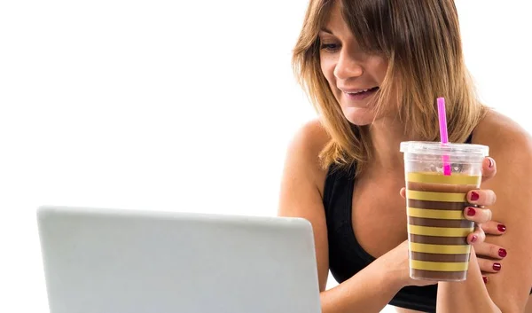 Sport woman working with her laptop and drinking sport drink — Stock Photo, Image