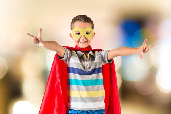 Kid klädd som superhjälte — Stockfoto