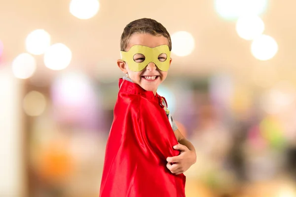 Miúdo vestido de super-herói — Fotografia de Stock