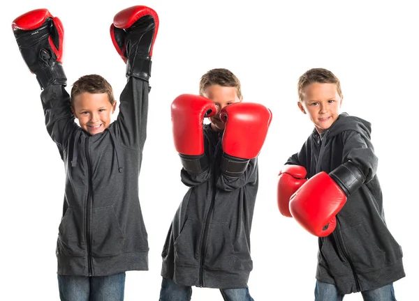 Niño con guantes de boxeo —  Fotos de Stock