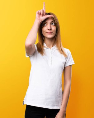 Güzel genç kız yapma kaybeden tabelada sarı arka plan