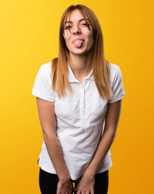 Güzel genç kız sarı zemin üzerine espri