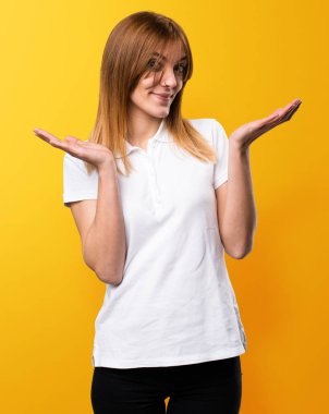 Güzel genç kız üzerinde sarı backgr önemsiz jest yapma