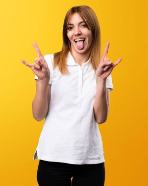 Güzel genç kız sarı zemin üzerine espri