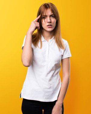 Güzel genç kız deli hareketi üzerinde sarı arka plan yapma