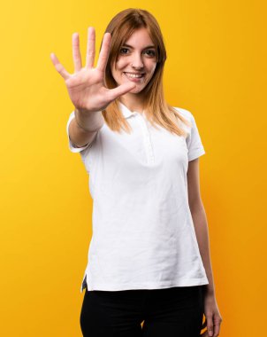 Güzel genç kız beş Sarı zemin üzerine sayma