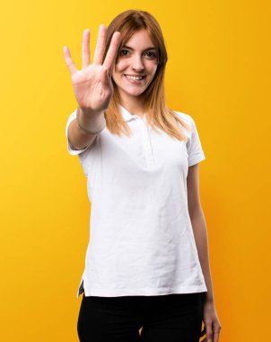 Güzel genç kız dört Sarı zemin üzerine sayma