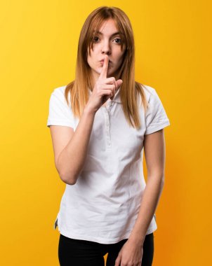 Güzel genç kız yapma sessizlik jest Sarı zemin üzerine