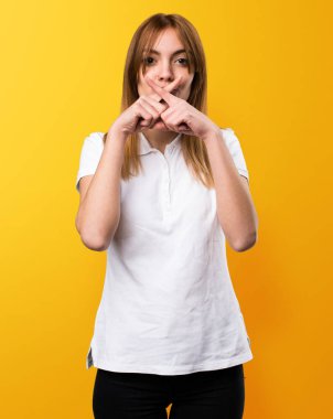 Güzel genç kız yapma sessizlik jest Sarı zemin üzerine