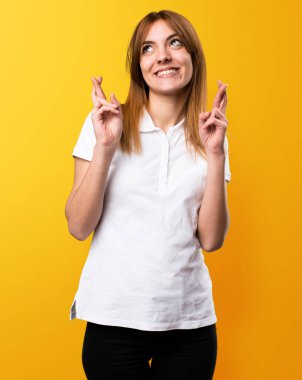 Güzel genç kız üzerinde sarı backgro geçiş parmakları ile