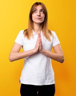 Güzel genç kız sarı zemin üzerine yalvaran