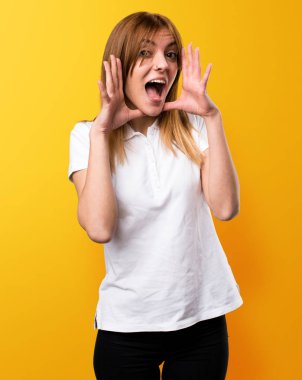 Güzel genç kız yapma sürpriz jest sarı adam