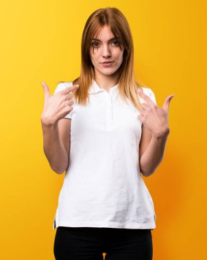 Güzel genç kız yapma sürpriz jest sarı adam