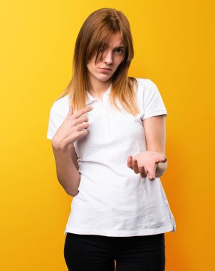 Güzel genç kız yapma sürpriz jest sarı adam