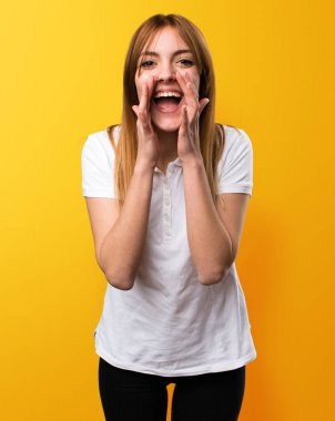 Güzel genç kız sarı zemin üzerine bağırarak