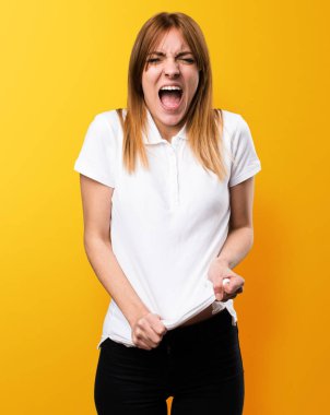 Güzel genç kız sarı zemin üzerine bağırarak