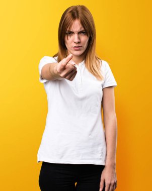 Güzel genç kız sarı zemin üzerine bağırarak