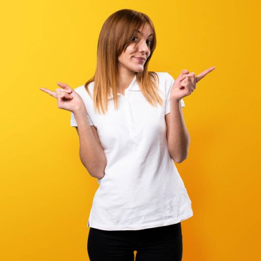 Şüpheleri üzerinde y laterallerin işaret eden güzel genç kız