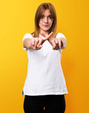 Güzel genç kız sarı arka plan üzerinde hiçbir hareketi yapma