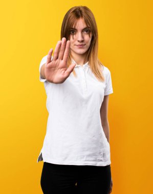 Güzel genç kız sarı zemin üzerine kırmızı yapma