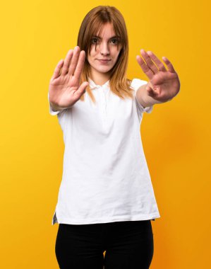 Güzel genç kız sarı zemin üzerine kırmızı yapma