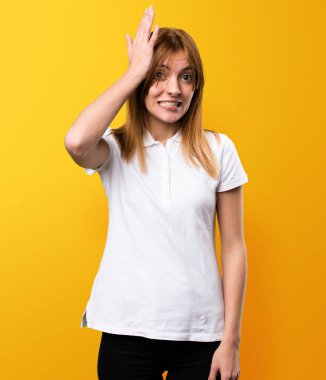 Güzel genç kız sarı zemin üzerine şüpheleri