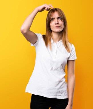 Güzel genç kız sarı zemin üzerine şüpheleri