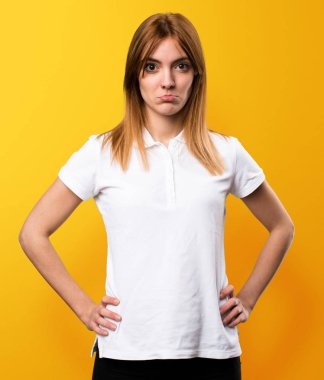 Sarı arka plan üzerinde üzgün güzel genç kız