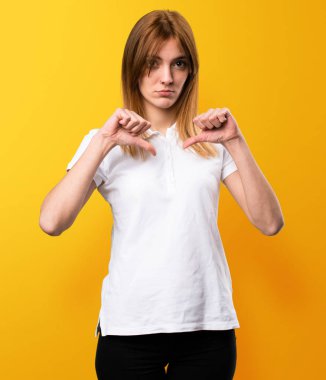 Güzel genç kız kötü sinyal üzerinde sarı arka plan yapma