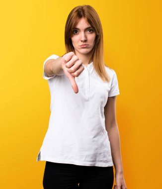 Güzel genç kız kötü sinyal üzerinde sarı arka plan yapma