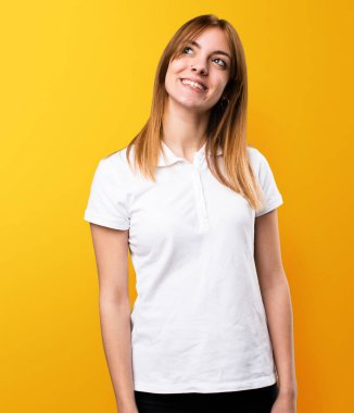 Güzel genç kız sarı zemin üzerine ararken