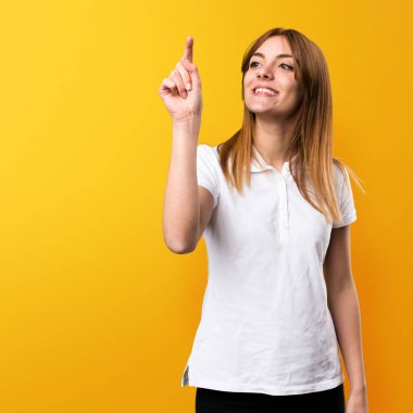 Güzel genç kız sarı ba şeffaf ekranda dokunmadan