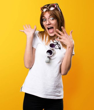 Sarı b gözlük bir sürü sürpriz güzel genç kız