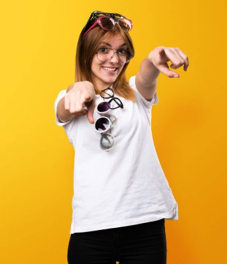 Gözlük Sarı zemin üzerine bir sürü güzel genç kız