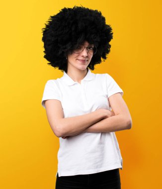 Sarı zemin üzerine genç afro kız