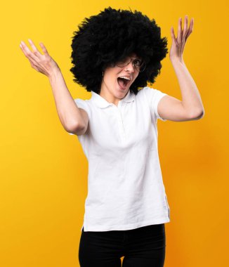 Sürpriz genç afro kız sarı zemin üzerine