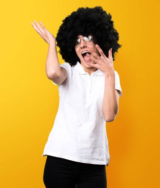 Sürpriz genç afro kız sarı zemin üzerine